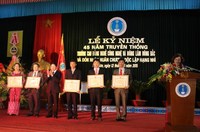 ĐC Lê Quốc Doanh-Thứ trưởng Bộ NN&PTNT trao bằng khen cho các tập thể xuất sắc của Nhà trường